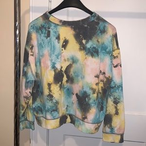 Crew neck long sleeve,very soft,cozy.